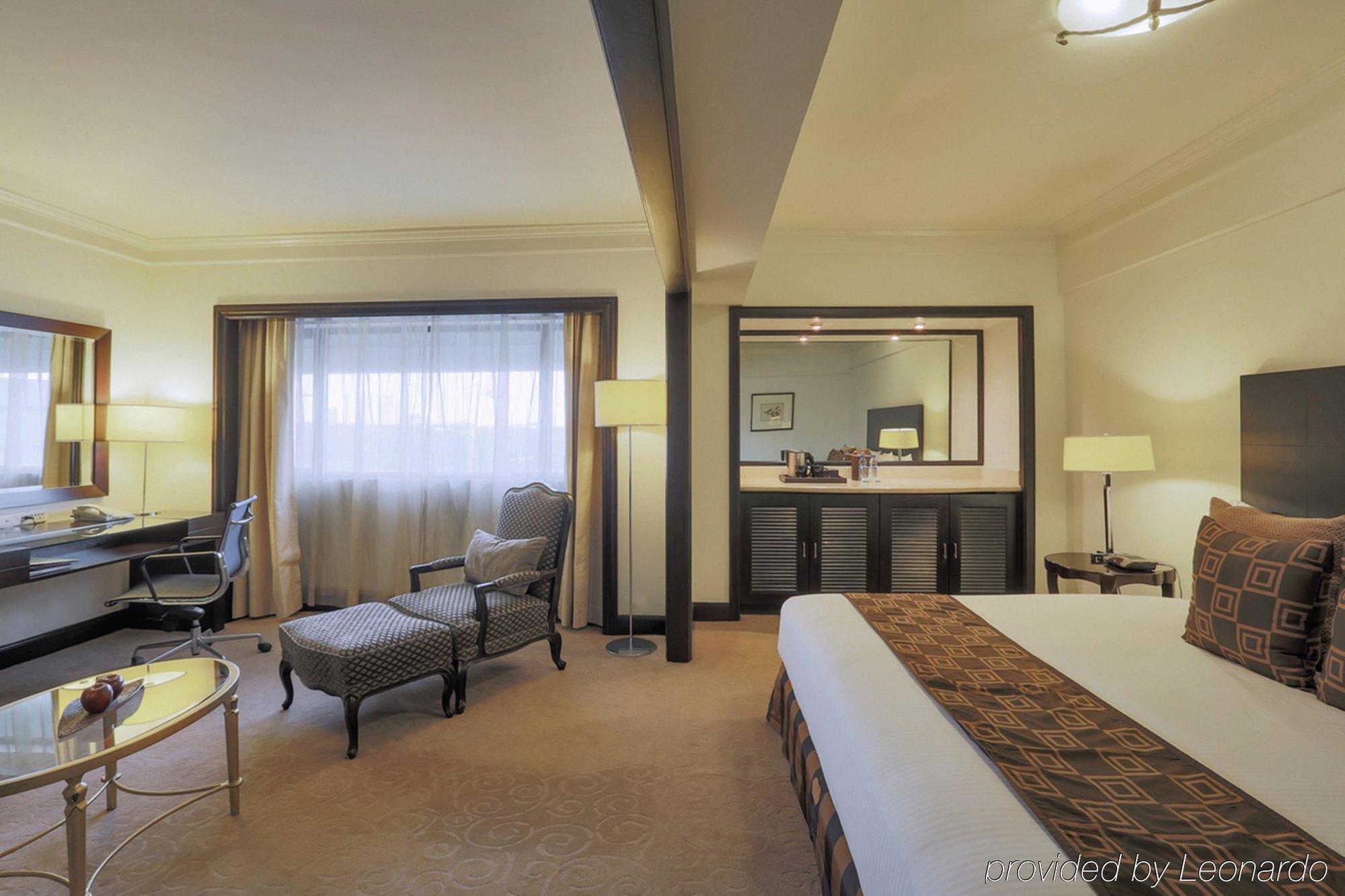 Отель Intercontinental Manila Макати Экстерьер фото